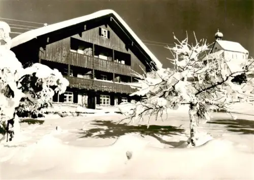 AK / Ansichtskarte Oberdorf Obermaiselstein Fremdenheim Uckers-Hues Winterlandschaft Schnee Allgaeu Bauernhaus Kapelle