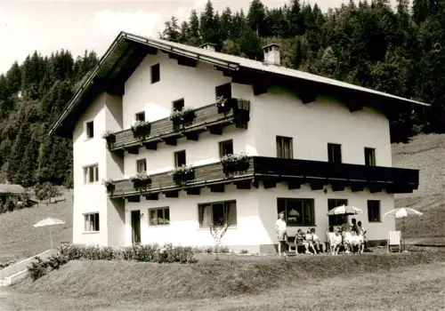 AK / Ansichtskarte Hopfgarten Brixental Tirol AT Pension Gaestehaus Balkon Sonnenschirm Bergwald Wiese Berge