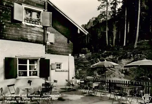 AK / Ansichtskarte Sonnensteinhaus 1400m Fulpmes Tirol AT Gasthaus-Sonnenstein Terrasse Berggasthaus Sonnenschirm Serles Wald Felsen