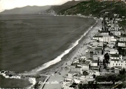 AK / Ansichtskarte Varigotti FINALE LIGURE IT Golf Strand Meer Bucht Luftaufnahme Kueste Wohnhaeuser Riviera-delle-Palme