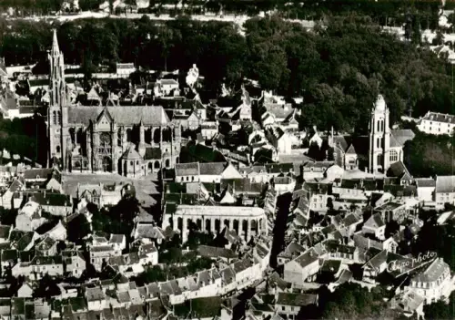AK / Ansichtskarte SENLIS 60 Oise Fliegeraufnahme Kathedrale Kirche Stadtbild Daecher Baeume Altstadt Turm