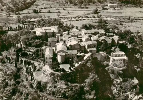 AK / Ansichtskarte Gourdon  06 Alpes-Maritimes Fliegeraufnahme Felsdorf Bergdorf Provenzalisches-Dorf Daecher Zypressen Terrassen Schlucht