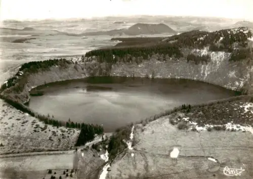 AK / Ansichtskarte Lac Pavin Volvic 63 Puy-de-Dome Fliegeraufnahme Kratersee Vulkansee Lac-de-Bourdouze Puy-de-Montcineyre Wald Auvergne Kraterlandschaft