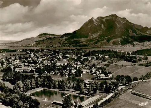 AK / Ansichtskarte Sonthofen Allgaeu Bayern Fliegeraufnahme Schwimmbad Sonnenbad Stadtbild Berg Allgaeu Ortschaft Alpen