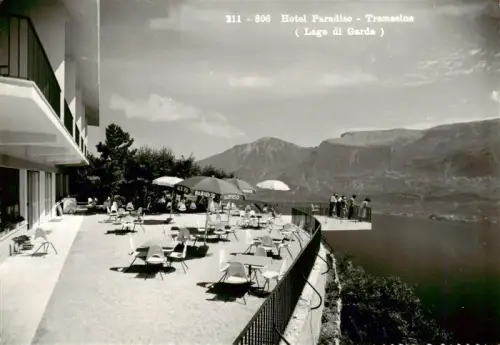 AK / Ansichtskarte Tremosine Lago di Garda IT Hotel-Paradiso Terrasse Lago-di-Garda Sonnenschirme Stuehle Berge Seeufer