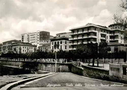 AK / Ansichtskarte Agrigento Sicilia IT Viale-della-Vittoria Neubauten Palazzine Allee Baeume Strasse