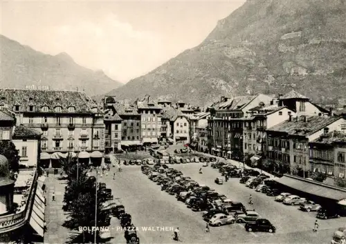 AK / Ansichtskarte Bozen  BOLZANO Suedtirol IT Piazza-Walther Hotel-Città Autos Marktplatz Berge Altstadt