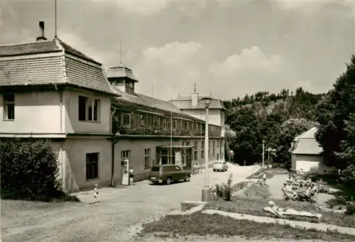 AK / Ansichtskarte Cesky Sternberk nad Sazavou Boehmisch Sternberg CZ Zotavovna-ROH Cervanky Ferienheim Autos Terrasse Garten Wald
