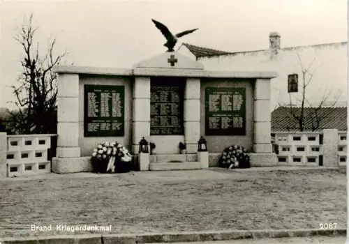AK / Ansichtskarte Brand Gmuend Eibenstein Niederoesterreich AT Kriegerdenkmal Gefallene Adler Kreuz Kraenze Gedenkplatten WWI WWII