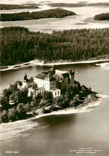 AK / Ansichtskarte Laeckoe Sweden Laeckoe-slott Schloss Seeinsel Luftbild Wald Vaenern
