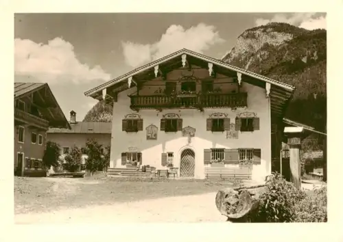 AK / Ansichtskarte BAD REICHENHALL Bayern Bauernhaus Lueftlmalerei Balkon Berge Alpenhaus Fassadenmalerei Holzschnitzereien