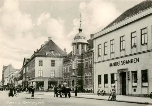 AK / Ansichtskarte Horsens Vejle DK Søndergade Handelsbanken Strassenszene Pferdefuhrwerk Fahrrad Geschaefte Passanten