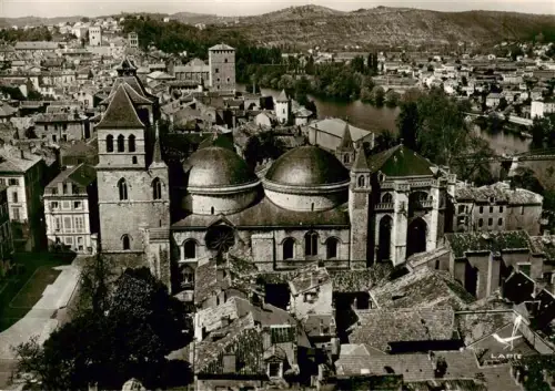 AK / Ansichtskarte Cahors-en-Quercy 46 Lot Cathédrale-St-Étienne Luftbild Altstadt Lot-Fluss Kuppeln Kirchturm Daecher Quercy