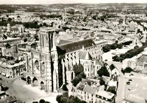 AK / Ansichtskarte SOIssONS 02 Aisne Cathédrale Luftbild Altstadt Gotik Kirchturm Daecher Stadtansicht