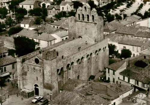 AK / Ansichtskarte Stes-Maries-de-la-Mer Basilique-fortifiée Camargue Luftbild Kirchturm Romanik Dorf Daecher