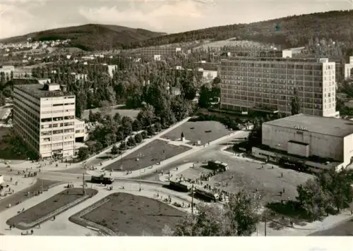 AK / Ansichtskarte Gottwaldov Zlin CZ Nám?stí-Práce Platz Kino Hotel Sozialistischer-Staedtebau Strassenbahn Baeume Stadtansicht