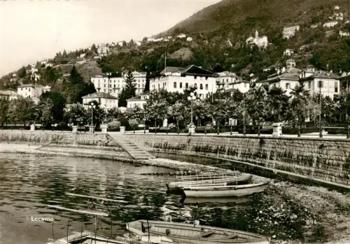 AK / Ansichtskarte LOCARNO Lago Maggiore TI Lago-Maggiore Uferpromenade Boote Villen Palmen Bergkulisse Seeufer