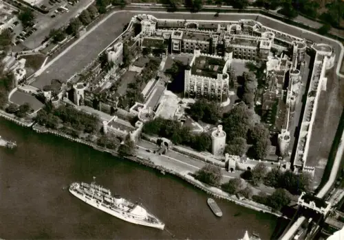 AK / Ansichtskarte Tower City of London Tower-of-London Themse Burganlage Tuerme Luftbild Schiff Befestigungsanlage
