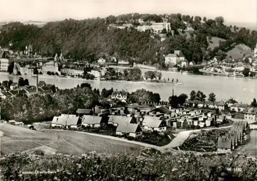 AK / Ansichtskarte PAssAU Bayern Dreifluesseck Donau Inn Ilz Stadtansicht Wohnhaeuser Wald Huegel