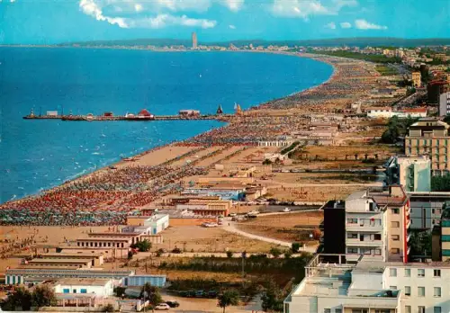 AK / Ansichtskarte Pinarella di Cervia RAVENNA Emilia-Romagna IT Strand Adriatisches-Meer Pier Sonnenschirme Badegaeste Hochhaeuser Panorama