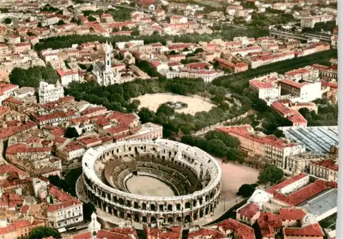 AK / Ansichtskarte NIMES 30 Gard Arènes Amphitheater Altstadt Kirche Stadtmitte Luftbild Roemerzeit