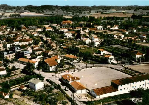 AK / Ansichtskarte Mirande-la-Jolie 32 Gers Groupe-Scolaire Cités-Nouvelles Vue-aérienne Schule Wohnbebauung Huegel