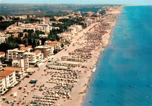 AK / Ansichtskarte Lido di Jesolo IT Strand Meer Luftaufnahme Sonnenschirme Badegaeste Hotels Strandpromenade