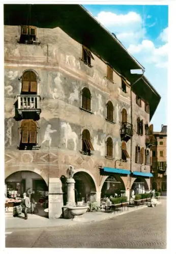 AK / Ansichtskarte TRENTO Trient Trentino-Alto Adige IT Casa-Rella Affreschi Fogolino Fresken Brunnen Cafe Arkaden Platz