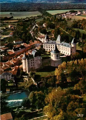 AK / Ansichtskarte Verteuil-sur-Charente 16 Château Schloss Tuerme Fluss Wehr Luftbild Felder Cour-d honneur Ortschaft