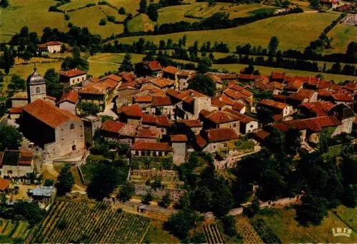 AK / Ansichtskarte Perouges Bourg-en-Bresse 01 Ain Cité-Médiévale Kirche Mittelalterstadt rote-Daecher Weinberge Felder Luftaufnahme