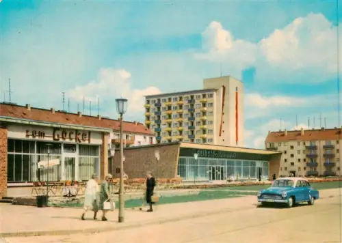AK / Ansichtskarte FRANKFURT ODER Kleine-Oderstrasse Zum-Gockel Selbstbedienung Plattenbau Passanten Oldtimer Strassenlaterne