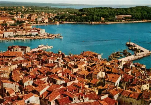 AK / Ansichtskarte Rovinj Rovigno Istrien Croatia Altstadt Hafen Terrakottadaecher Boote Bucht Kirchturm