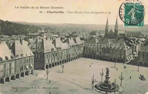 AK / Ansichtskarte CHARLEVILLE -MEZIERES 08 Ardennes Place-Ducale Rathaus Brunnen Marktplatz Haeuser-mit-Arkaden Kirche Vogelperspektive