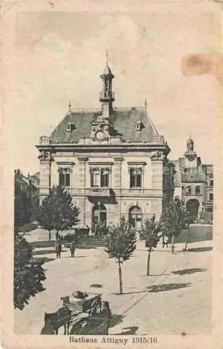 AK / Ansichtskarte Attigny Vouziers 08 Ardennes Rathaus Stadthaus Marktplatz Kutsche Baeume Uhrturm