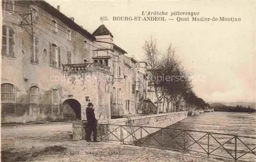 AK / Ansichtskarte Bourg-St-Andeol Privas 07 Ardeche Quai-Madier-de-Montjau Uferpromenade Fluss Wohnhaeuser Torbogen Baeume Mann