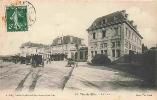 AK / Ansichtskarte CHARLEVILLE -MEZIERES 08 Ardennes La-Gare Bahnhof Vorplatz Kutsche Passanten Laternenpfahl Bahnhofsgebaeude