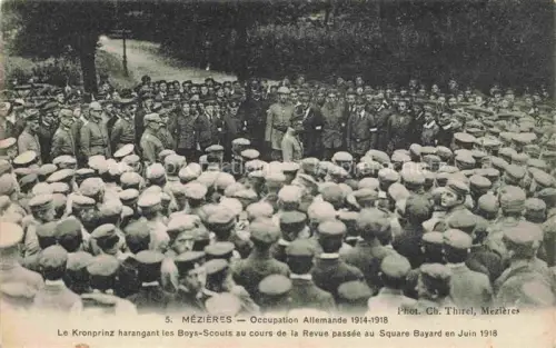 AK / Ansichtskarte Mezieres CHARLEVILLE-MEZIERES 08 Ardennes Kronprinz Boys-Scouts Square-Bayard Occupation-Allemande Soldaten Menschenmenge Revue-militaire