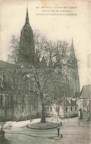 AK / Ansichtskarte BAYEUX 14 Calvados Arbre-de-la-Liberté Platane Cour-des-Tribunaux Cathédrale Sakristei Kirchturm