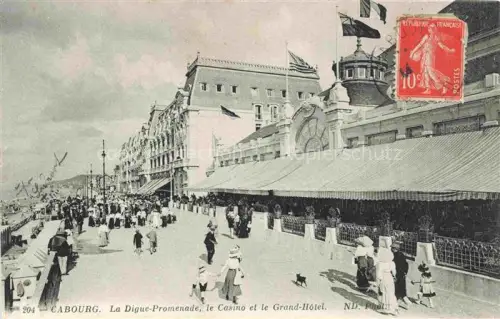 AK / Ansichtskarte CABOURG 14 Calvados Digue-Promenade Casino Grand-Hôtel Passanten Promenade Flaggen