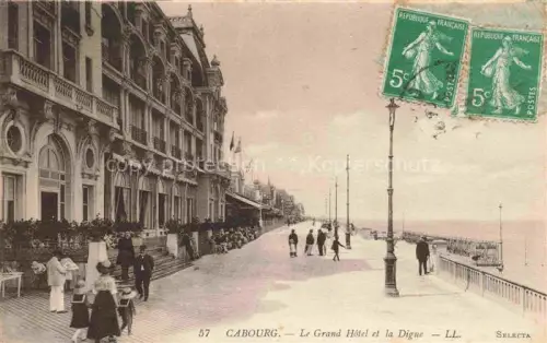 AK / Ansichtskarte CABOURG 14 Calvados Grand-Hôtel Digue Promenade Passanten Flaggen Handkoloriert