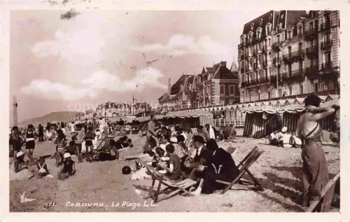 AK / Ansichtskarte CABOURG 14 Calvados Plage Strandkoerbe Badegaeste Liegestuehle Hotels Strandszene