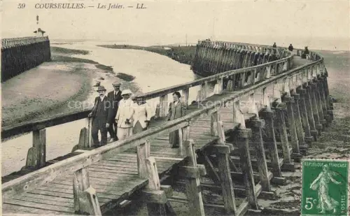 AK / Ansichtskarte Courseulles-sur-Mer CAEN 14 Calvados Jetées Holzsteg Meer Spaziergaenger Hafen Ebbe