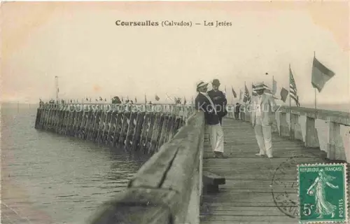 AK / Ansichtskarte Courseulles-sur-Mer CAEN 14 Calvados Jetées Holzsteg Flaggen Meer Spaziergaenger Hafen Handkoloriert