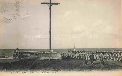 AK / Ansichtskarte Courseulles-sur-Mer CAEN 14 Calvados Calvaire Kreuz Jetées Meer Spaziergaenger Kueste