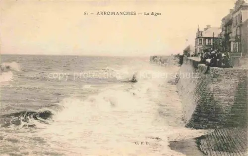 AK / Ansichtskarte Arromanches-les-Bains Bayeux 14 Calvados Digue Meereskueste Wellen Promenade Gebaeude Passanten