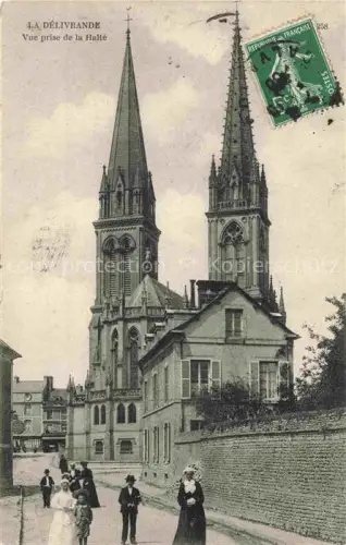 AK / Ansichtskarte La Delivrande CAEN 14 Calvados Basilika Kirchturm Kirchenfront Passanten Strasse Vue-prise-de-la-Halté