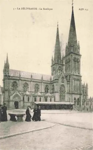 AK / Ansichtskarte La Delivrande CAEN 14 Calvados Basilika Kirchenfassade Kirchturm Gotisch Vorplatz Geistliche Passanten