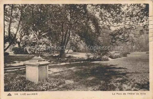 AK / Ansichtskarte LUC-SUR-MER CAEN 14 Calvados Parc-de-l Hôtel-de-Ville Park Gartenanlage Baeume Blumenvase Stadtpark