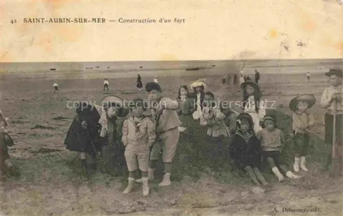 AK / Ansichtskarte Saint-Aubin-sur-Mer CAEN 14 Calvados Construction-d un-fort Strand Kinder Sandburg Strandkleidung Strandszene Meer