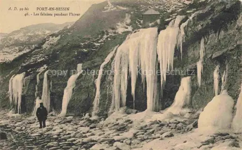AK / Ansichtskarte Port-en-Bessin-Huppain BAYEUX 14 Calvados Les-falaises-pendant-l hiver Falaises Eiszapfen Winter Felsklippe Kiesstrand Mann